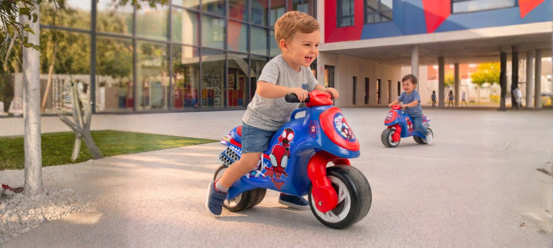 niños conducen correpasillos spiderman de Injusa. Imagen generada con IA